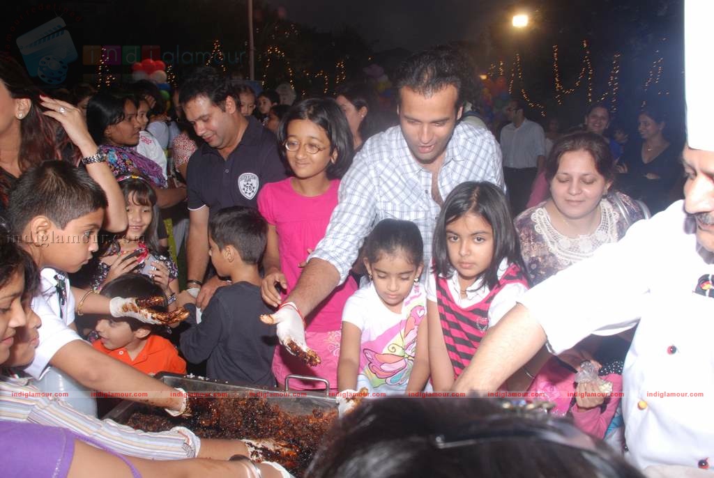 Suzanne Khan, Farah Khan with kids at Children's day celeberations Event hd photo