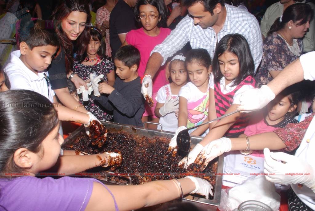 Suzanne Khan, Farah Khan with kids at Children's day celeberations Event hd photo