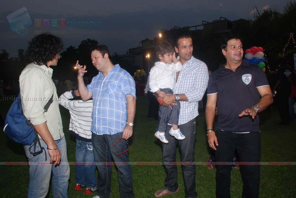 Suzanne Khan, Farah Khan with kids at Children's day celeberations Event hd photo
