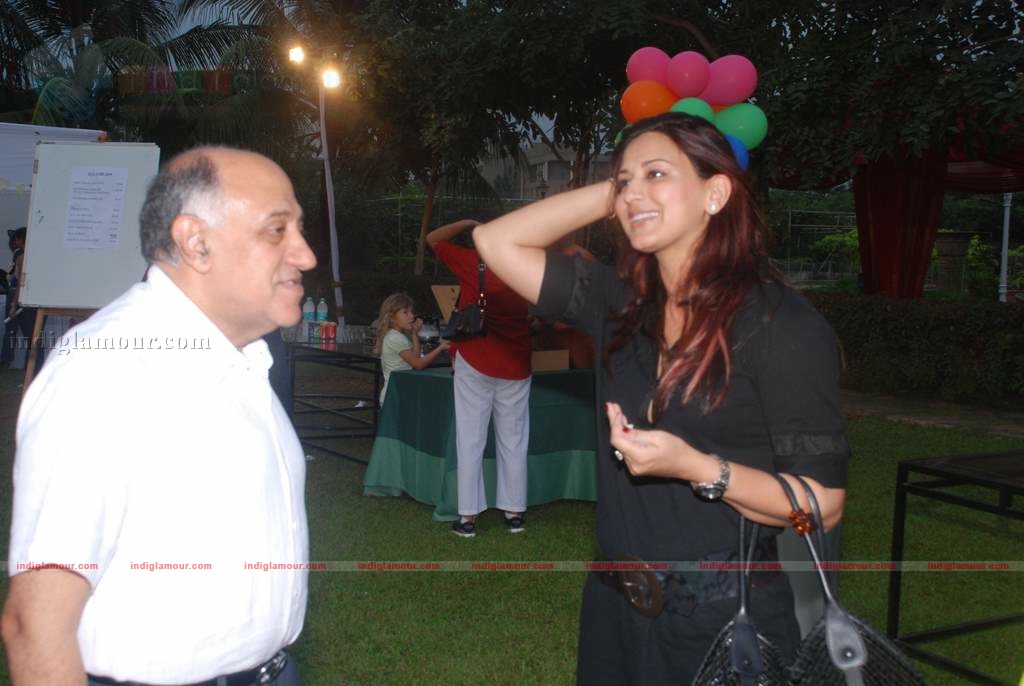 Suzanne Khan, Farah Khan with kids at Children's day celeberations Event hd photo