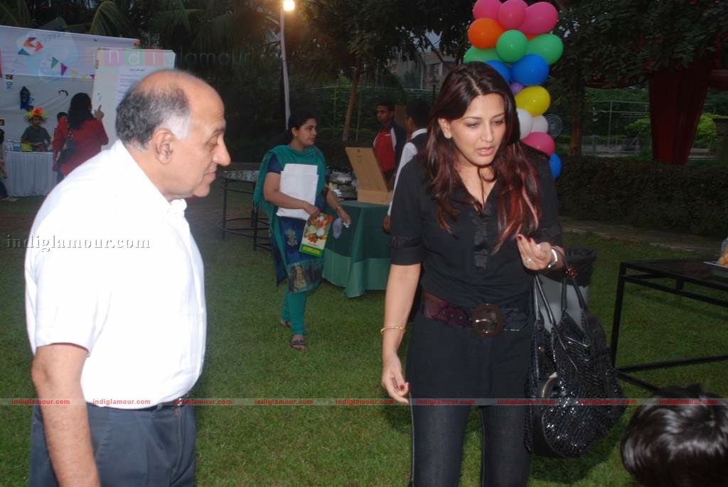 Suzanne Khan, Farah Khan with kids at Children's day celeberations Event hd photo