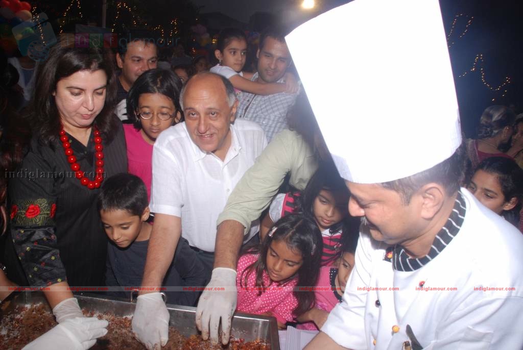 Suzanne Khan, Farah Khan with kids at Children's day celeberations Event hd photo