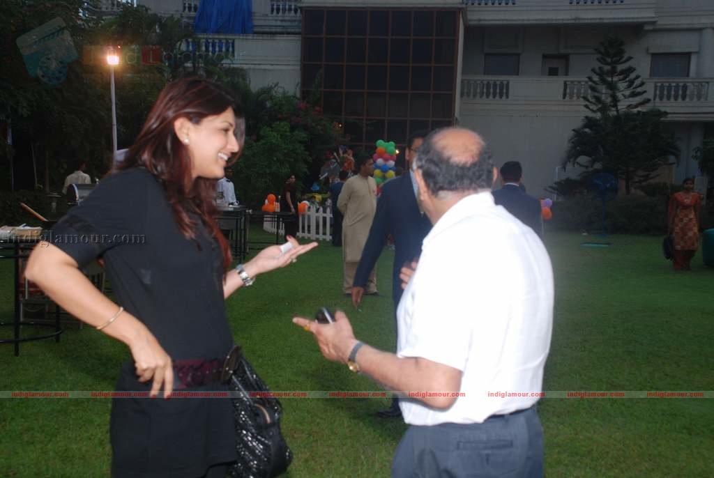Suzanne Khan, Farah Khan with kids at Children's day celeberations Event hd photo