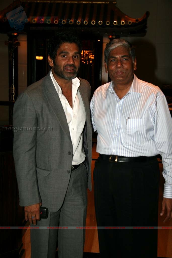 Anjai Tendulkar, Suneil Shetty at Taj Land's End bash Event hd photo