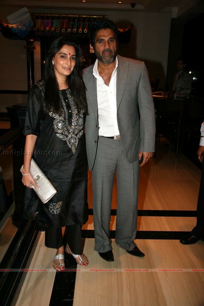 Anjai Tendulkar, Suneil Shetty at Taj Land's End bash Event hd photo