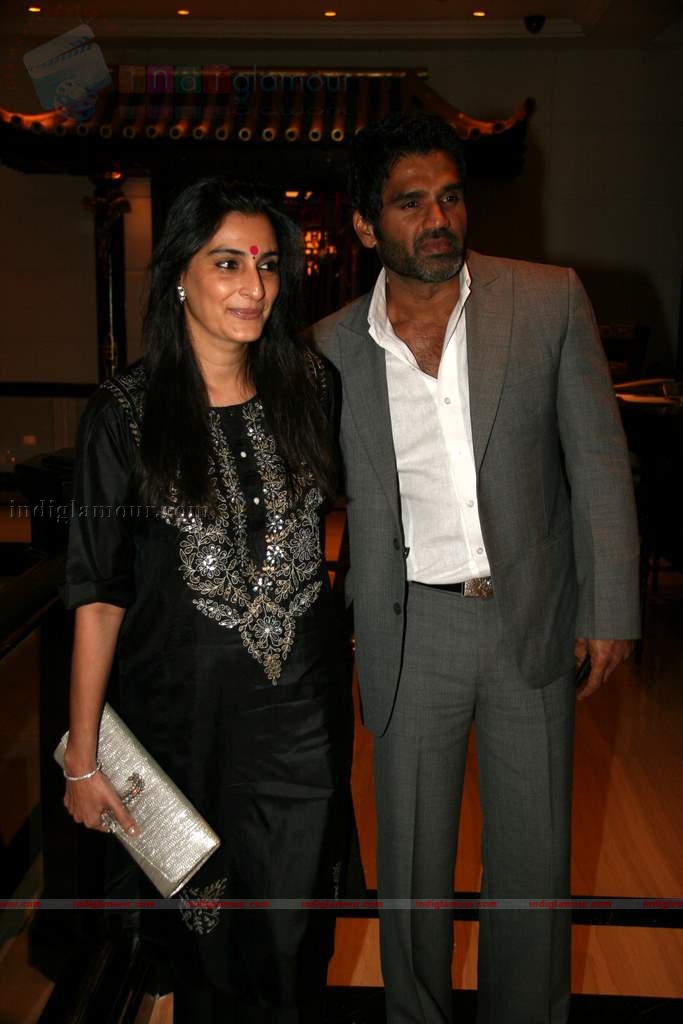 Anjai Tendulkar, Suneil Shetty at Taj Land's End bash Event hd photo