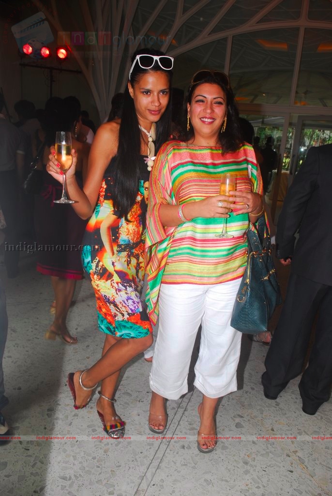 Vidya Balan graces Elle Carnival for Breast Cancer Awareness Event hd photo