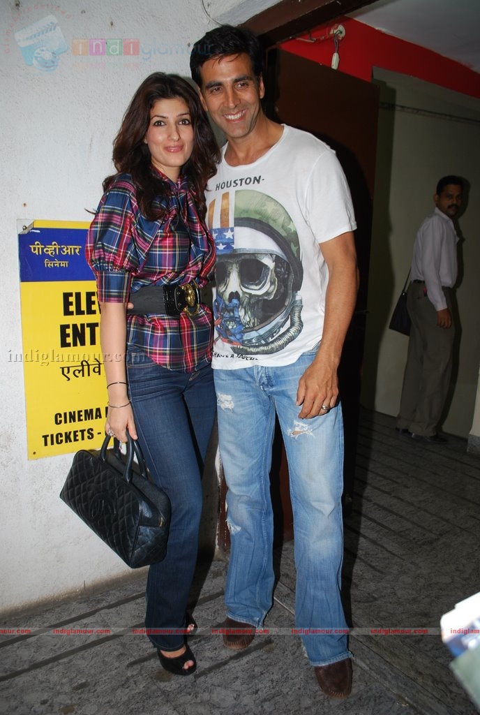 Akshay Kumar, Twinkle, Neha and Sameera at De Dhana Dan screening Event hd photo