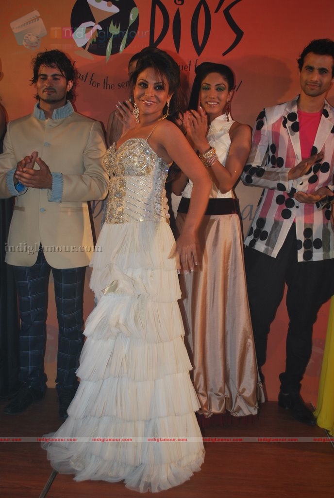 Shefali Shah walks the ramp for Asif  Sanjida at Dio Banquets Anniversary Event hd photo