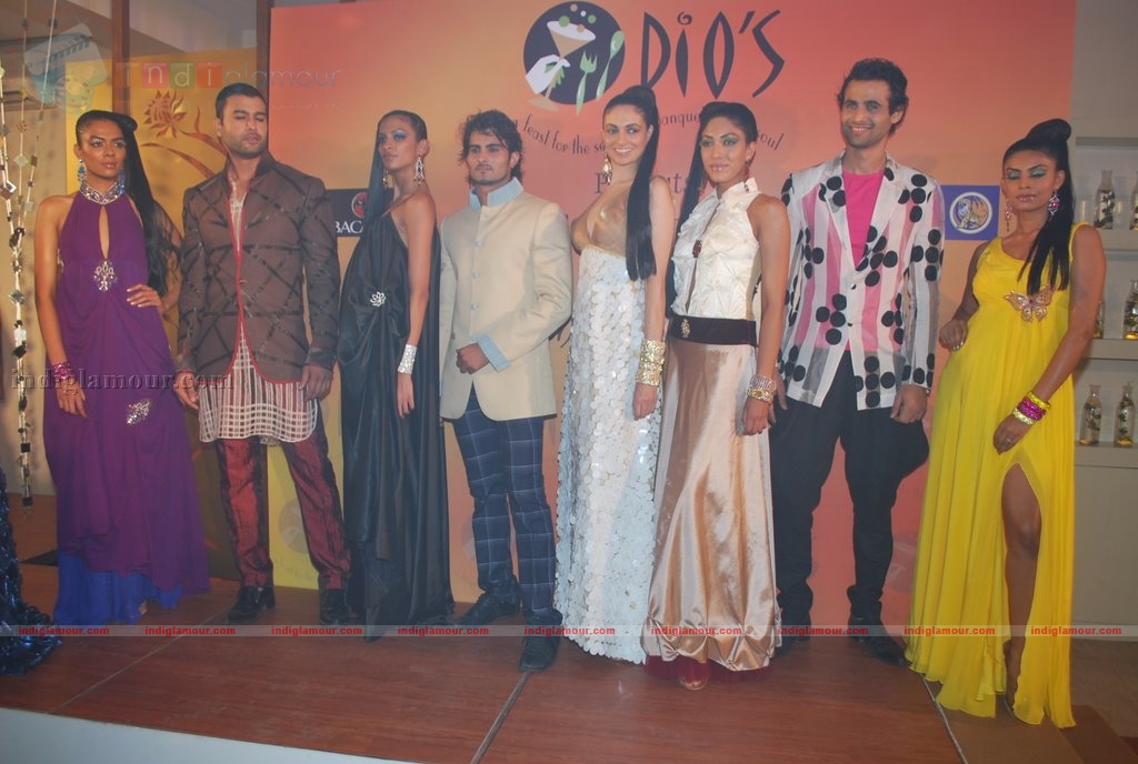 Shefali Shah walks the ramp for Asif  Sanjida at Dio Banquets Anniversary Event hd photo