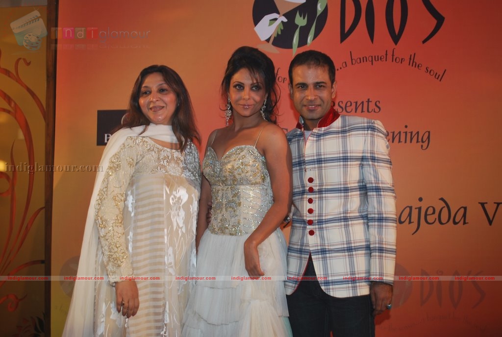 Shefali Shah walks the ramp for Asif  Sanjida at Dio Banquets Anniversary Event hd photo