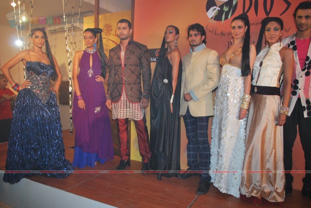 Shefali Shah walks the ramp for Asif  Sanjida at Dio Banquets Anniversary Event hd photo
