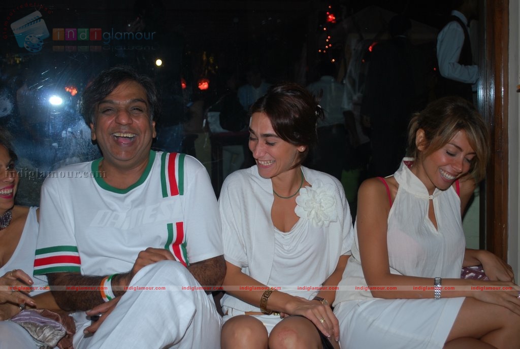 Shefali Shah walks the ramp for Asif  Sanjida at Dio Banquets Anniversary Event hd photo