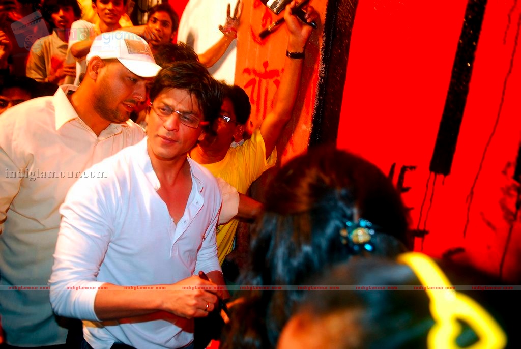 Shahrukh Khan pays tribute to 26/11 martyrs Event hd photo