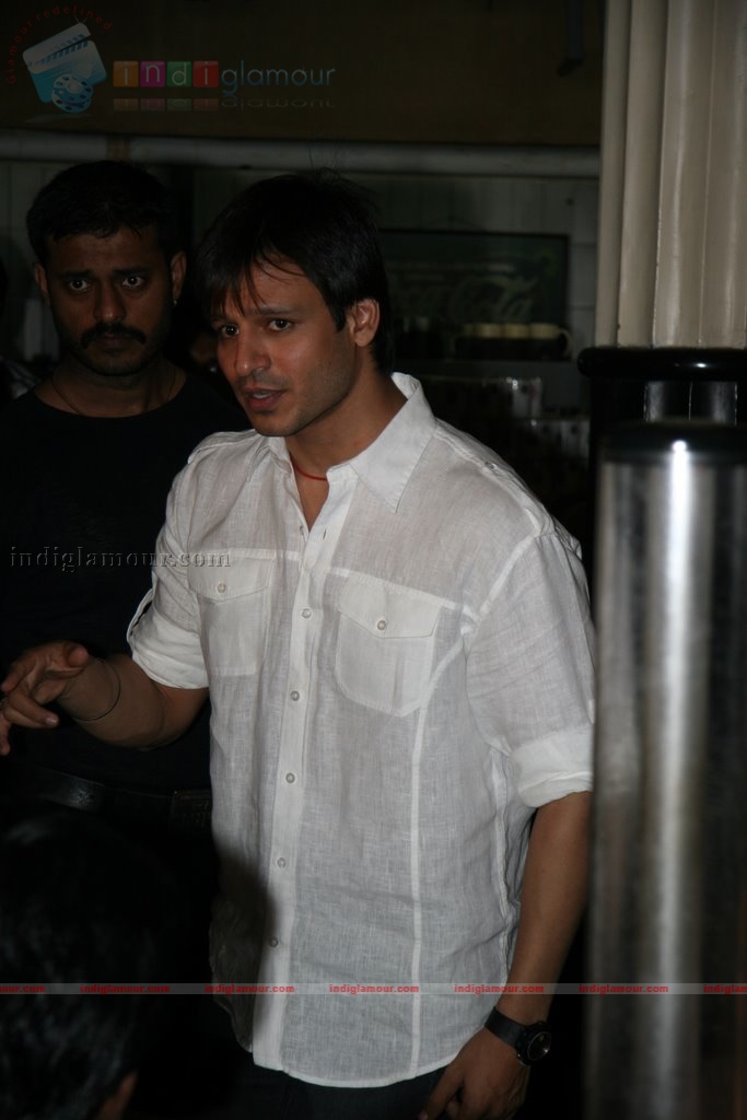 Vivek Oberoi visits Leopold cafe to pay tribute to 26/11 victims Event hd photo
