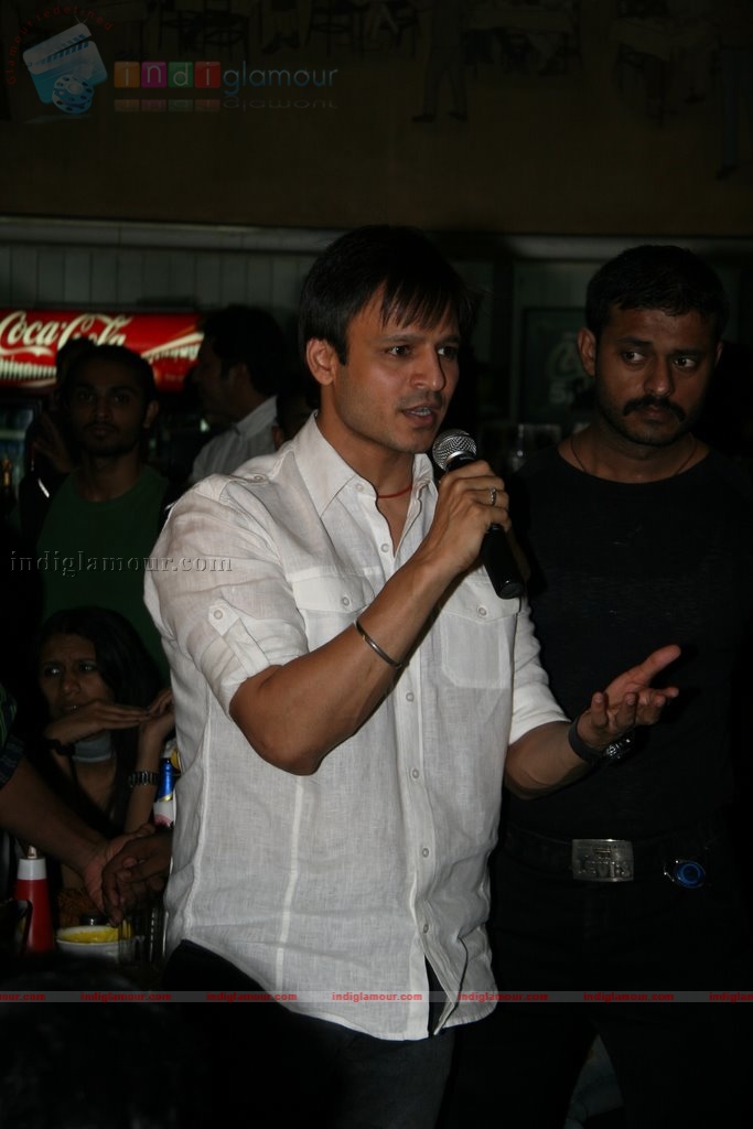 Vivek Oberoi visits Leopold cafe to pay tribute to 26/11 victims Event hd photo