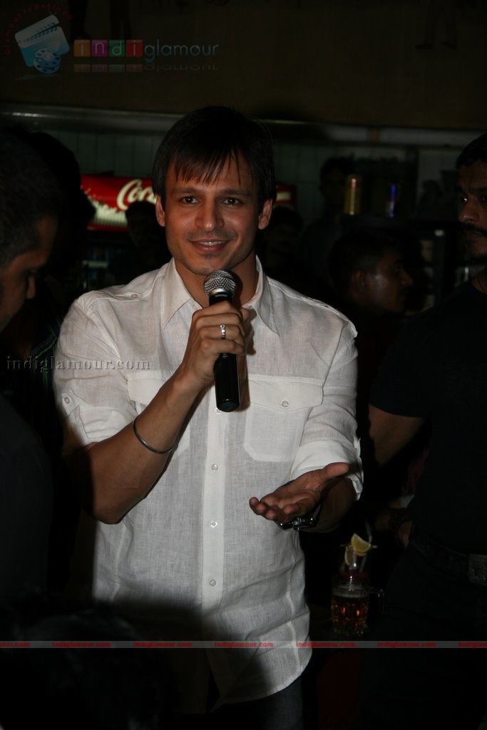 Vivek Oberoi visits Leopold cafe to pay tribute to 26/11 victims Event hd photo