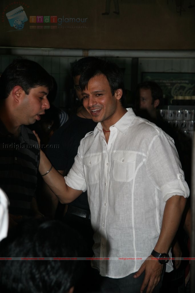 Vivek Oberoi visits Leopold cafe to pay tribute to 26/11 victims Event hd photo