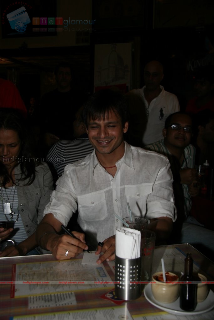 Vivek Oberoi visits Leopold cafe to pay tribute to 26/11 victims Event hd photo