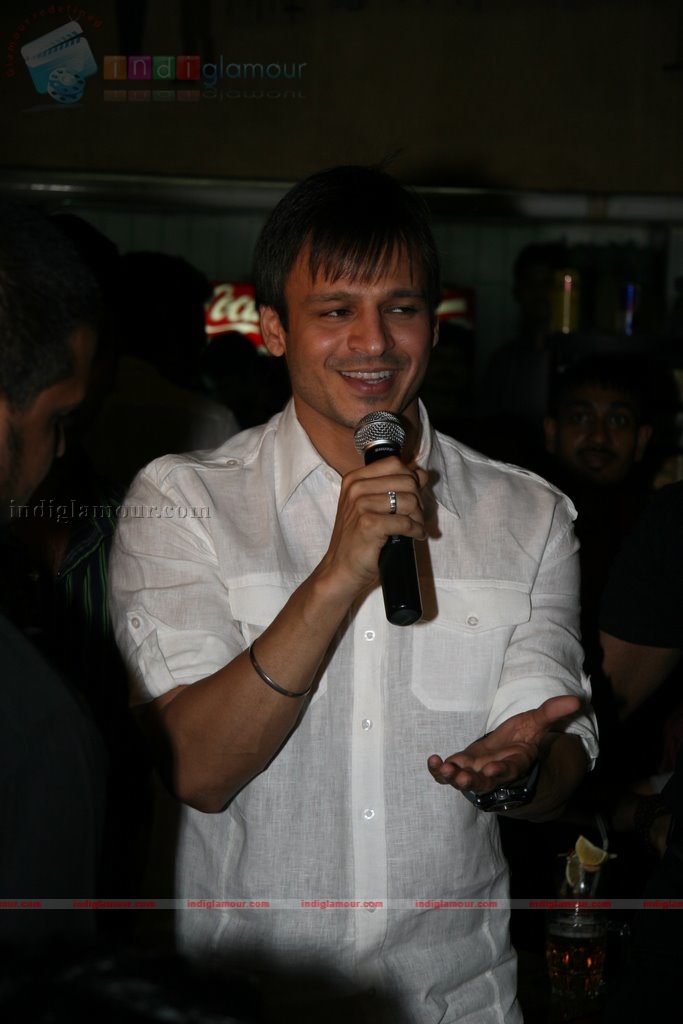 Vivek Oberoi visits Leopold cafe to pay tribute to 26/11 victims Event hd photo