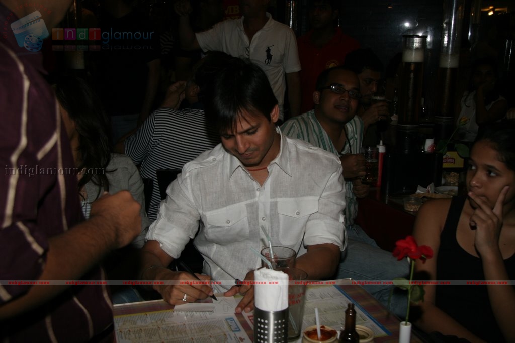 Vivek Oberoi visits Leopold cafe to pay tribute to 26/11 victims Event hd photo