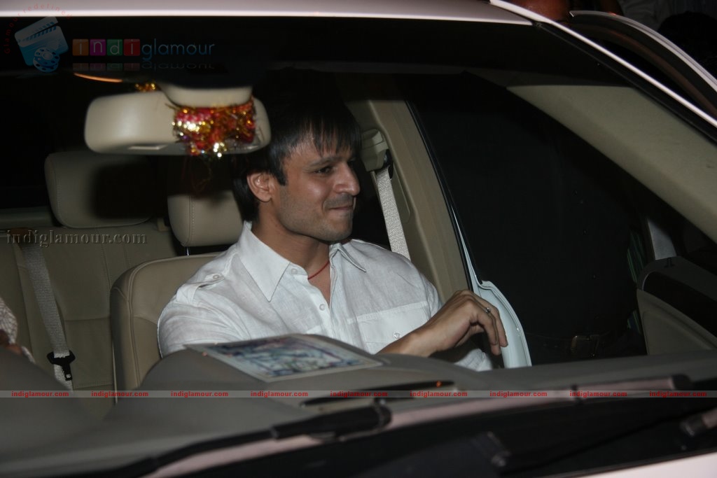 Vivek Oberoi visits Leopold cafe to pay tribute to 26/11 victims Event hd photo