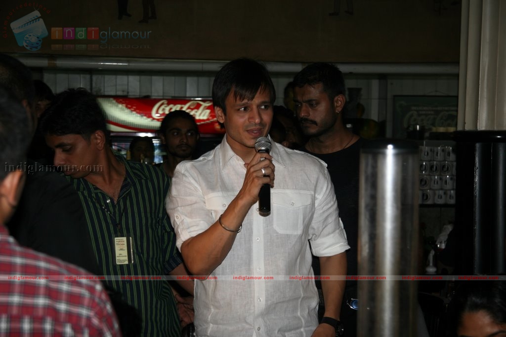 Vivek Oberoi visits Leopold cafe to pay tribute to 26/11 victims Event hd photo