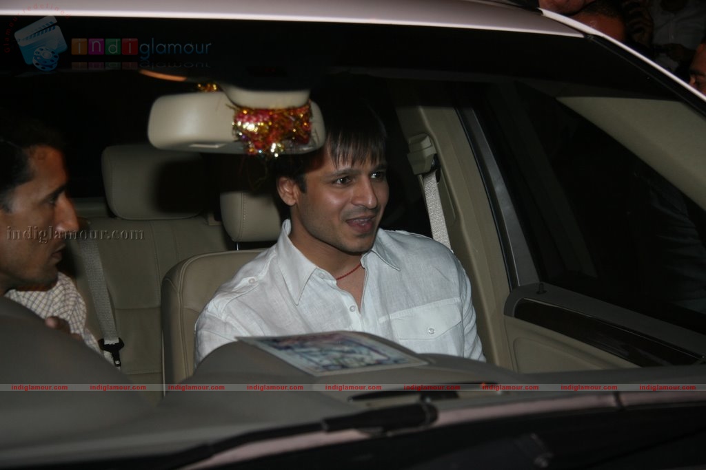 Vivek Oberoi visits Leopold cafe to pay tribute to 26/11 victims Event hd photo