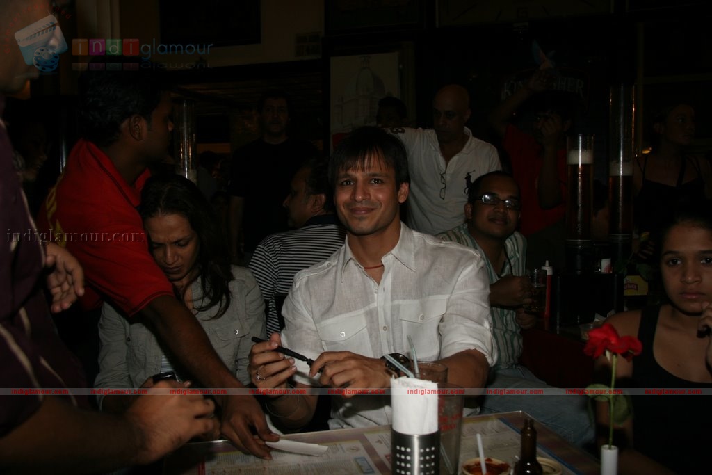Vivek Oberoi visits Leopold cafe to pay tribute to 26/11 victims Event hd photo