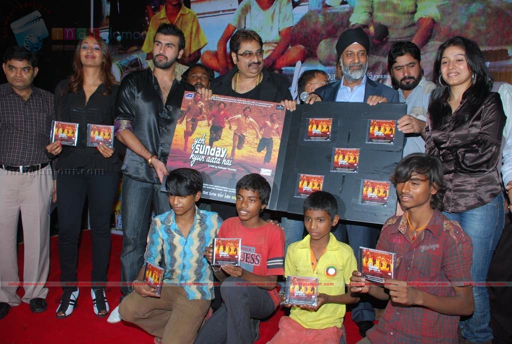 Kashmira shah at Yeh Sunday Kyun Aata Hai film music launch Event hd photo