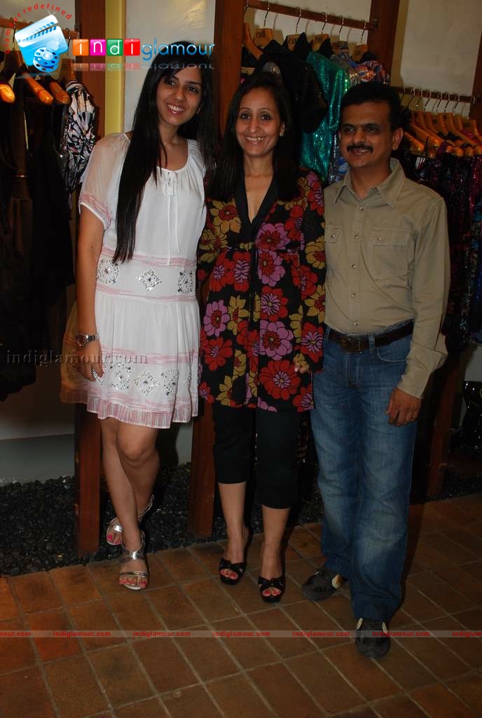 Amisha Patel and Soniya Mehra at Nishka Lulla fashion preview Event hd photo