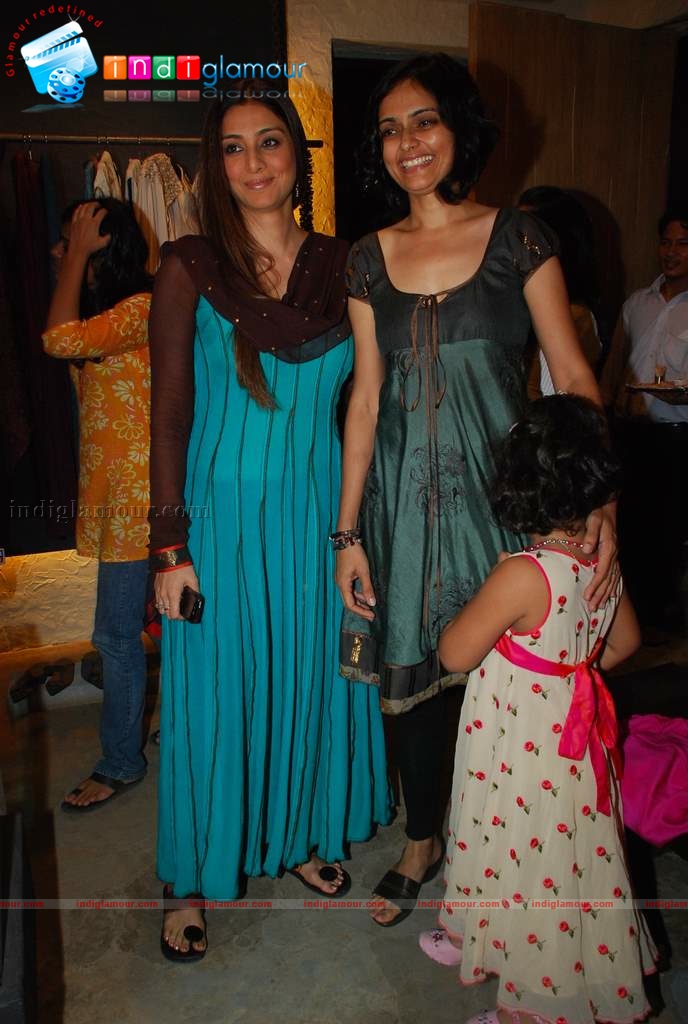 Vidya Balan and Tabu at Priyadarshi Rao and Uttam Ghosh fashion Event hd photo