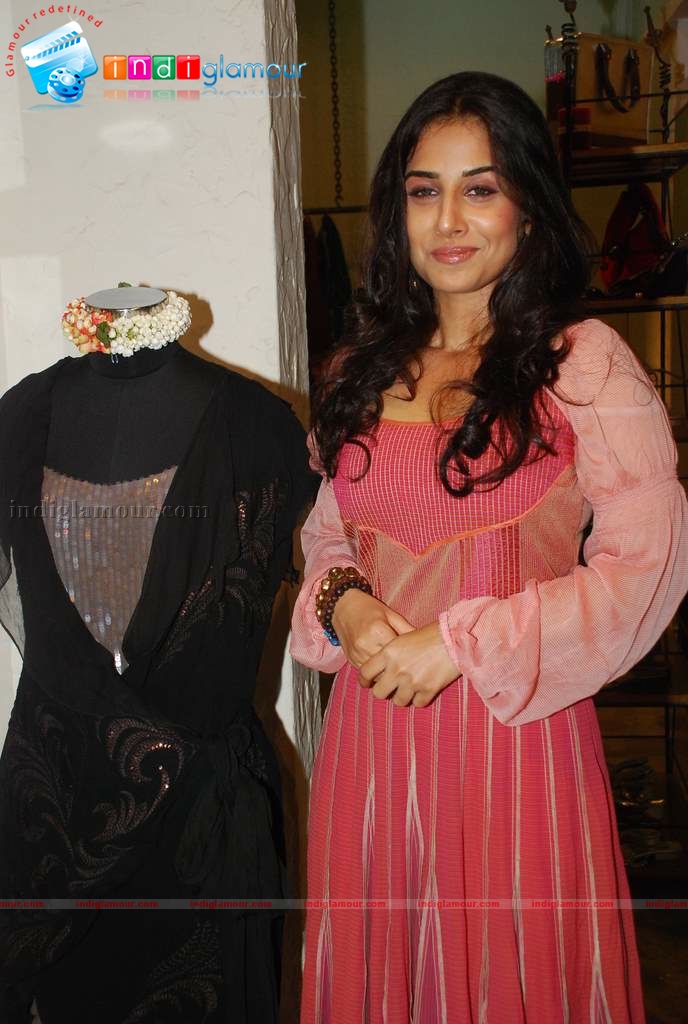Vidya Balan and Tabu at Priyadarshi Rao and Uttam Ghosh fashion Event hd photo
