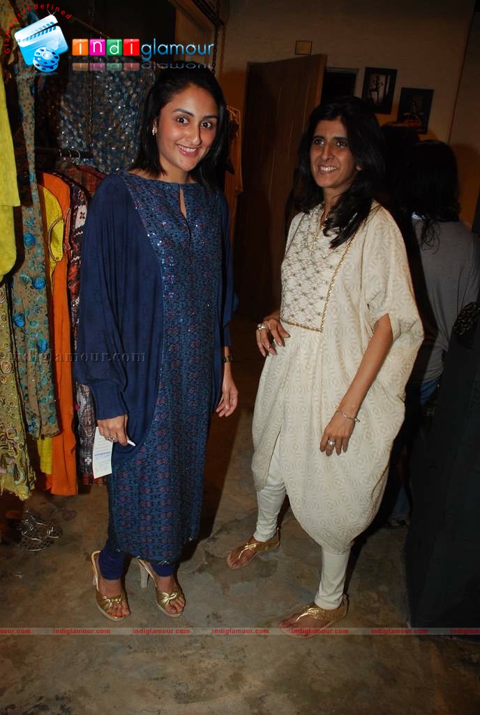 Vidya Balan and Tabu at Priyadarshi Rao and Uttam Ghosh fashion Event hd photo