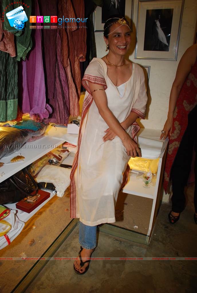 Vidya Balan and Tabu at Priyadarshi Rao and Uttam Ghosh fashion Event hd photo