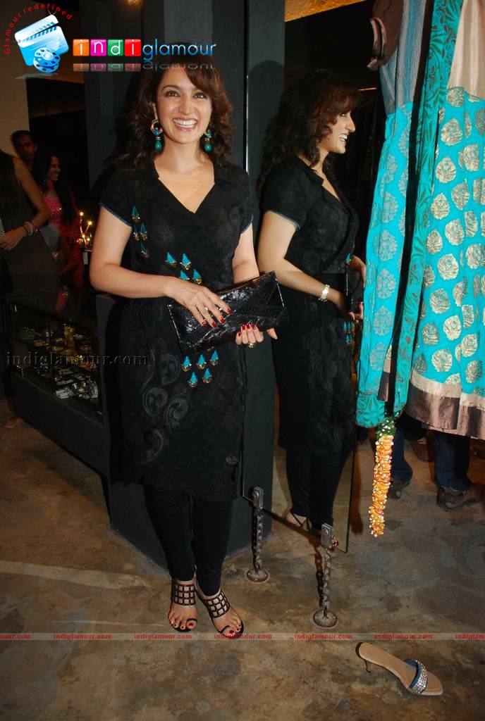 Vidya Balan and Tabu at Priyadarshi Rao and Uttam Ghosh fashion Event hd photo