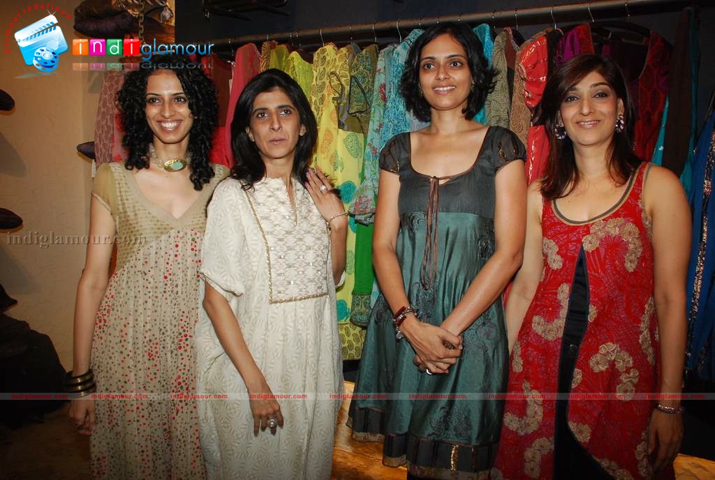 Vidya Balan and Tabu at Priyadarshi Rao and Uttam Ghosh fashion Event hd photo