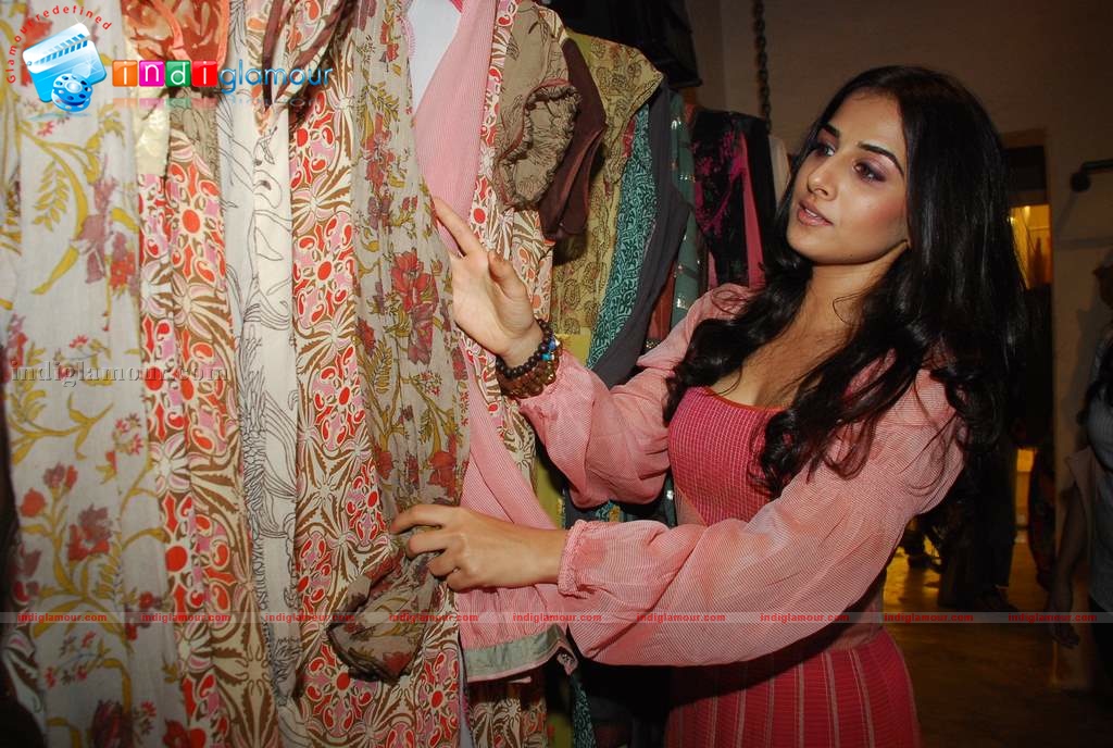 Vidya Balan and Tabu at Priyadarshi Rao and Uttam Ghosh fashion Event hd photo