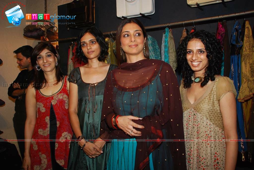 Vidya Balan and Tabu at Priyadarshi Rao and Uttam Ghosh fashion Event hd photo