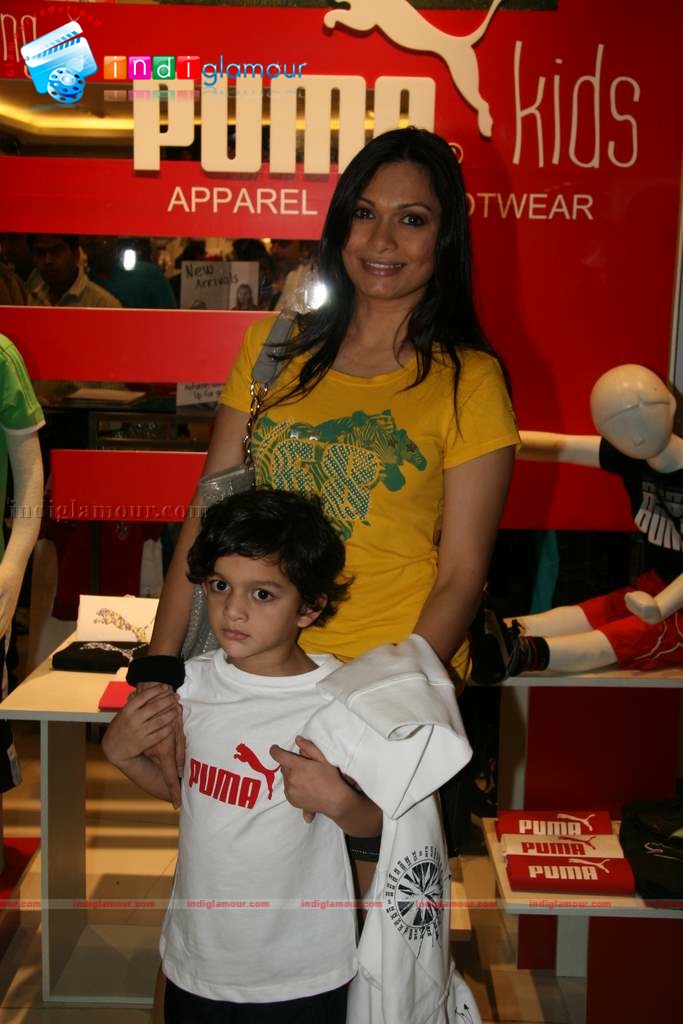 Mini Mathur, Aditi Gowitrikar and Maria Goreeti with kids at Puma Gina Event hd photo