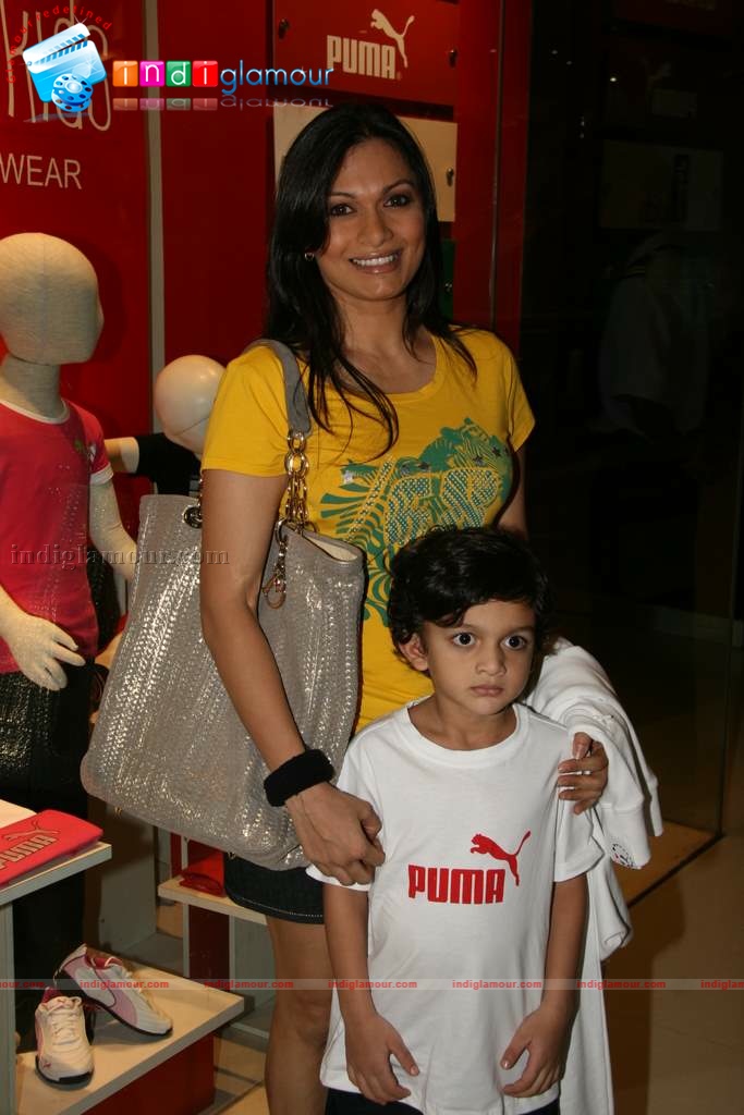 Mini Mathur, Aditi Gowitrikar and Maria Goreeti with kids at Puma Gina Event hd photo