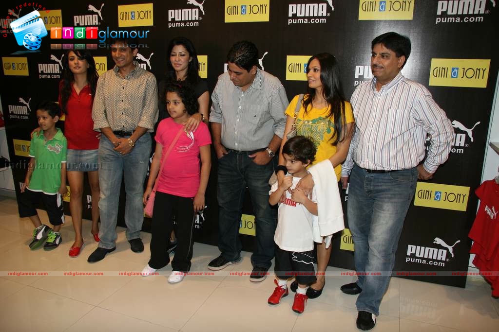 Mini Mathur, Aditi Gowitrikar and Maria Goreeti with kids at Puma Gina Event hd photo