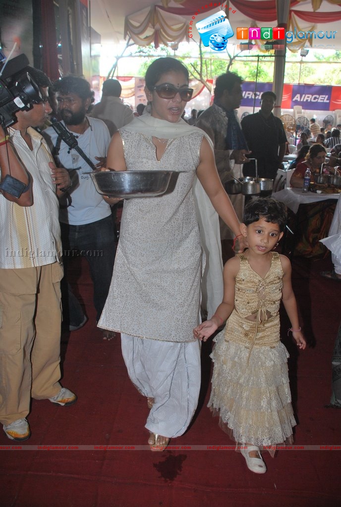 Kajol & Rani Mukherjee at Durga Puja Festival Event hd photo