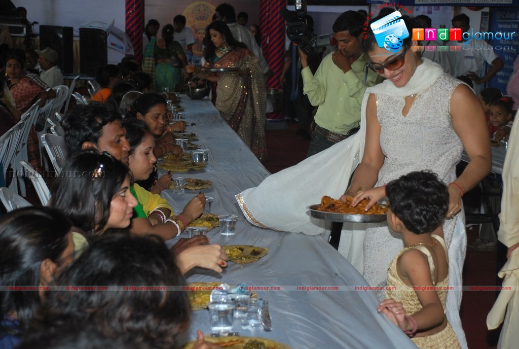 Kajol & Rani Mukherjee at Durga Puja Festival Event hd photo