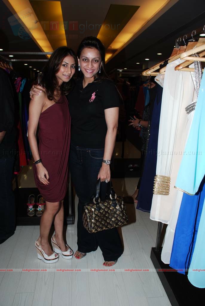 Designers Nachiket Barve, Cherie D and Neha Aggarwal showcase their new collection at Amara Event hd photo