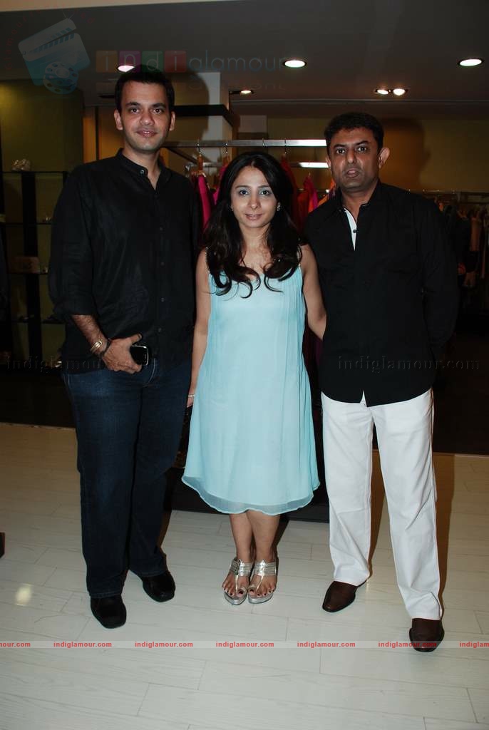 Designers Nachiket Barve, Cherie D and Neha Aggarwal showcase their new collection at Amara Event hd photo