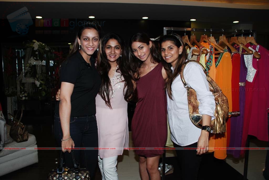 Designers Nachiket Barve, Cherie D and Neha Aggarwal showcase their new collection at Amara Event hd photo
