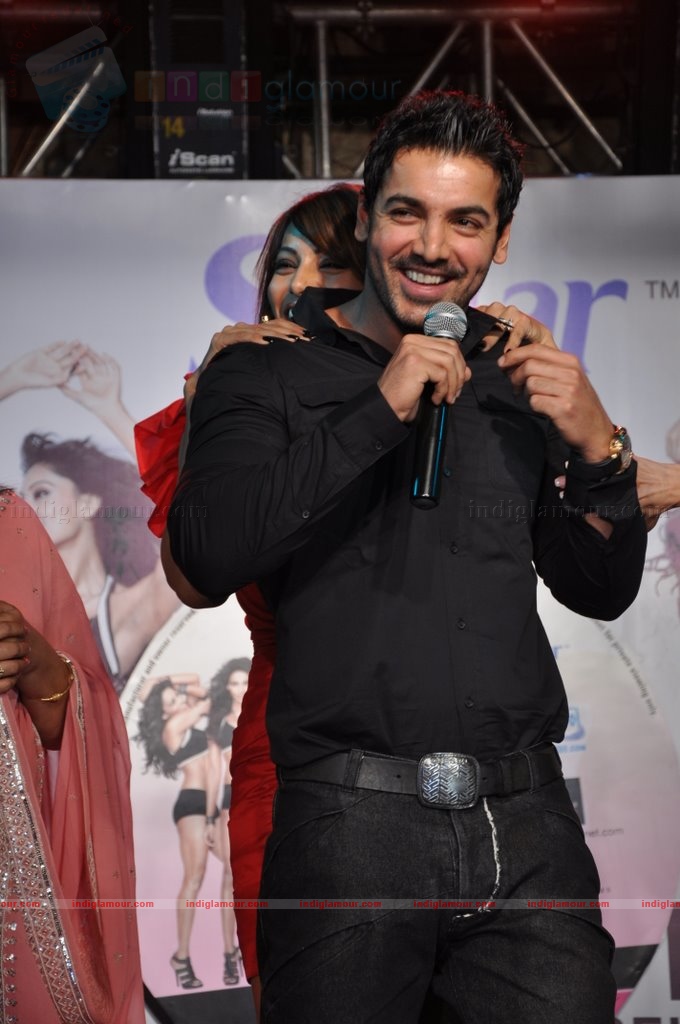 Bipasha unveils her Fitness DVD 'Love youorself' Event hd photo