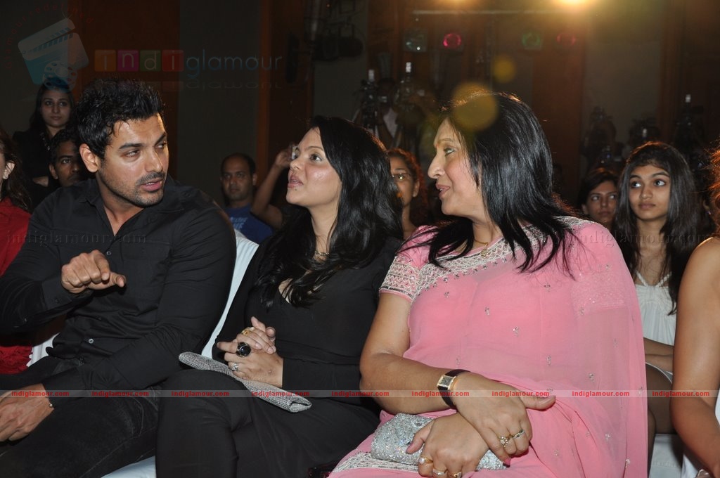 Bipasha unveils her Fitness DVD 'Love youorself' Event hd photo
