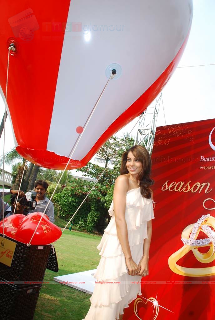 Bipasha Basu promotes Valentine Gilli collelction Event hd photo
